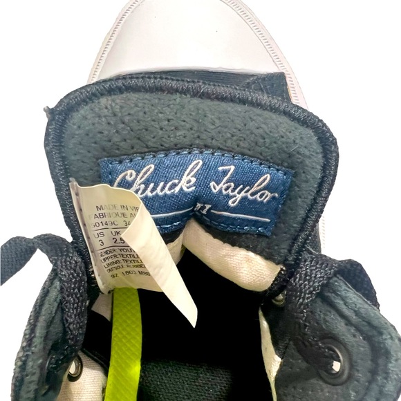 Chuck Taylor Converse, Black & White, Sz 6, In Very Good Condition - Picture 9 of 9